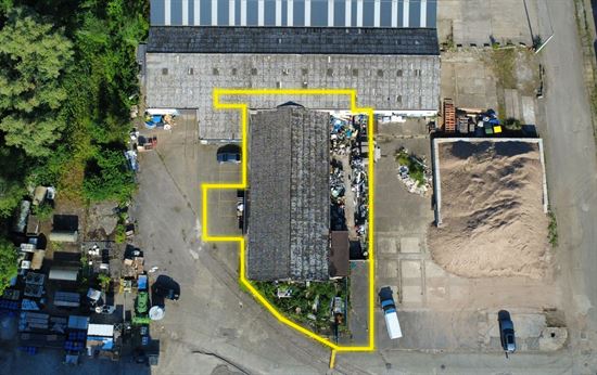 ENTREPÔT 435M² - PARKING - GARAGE- GRENIER