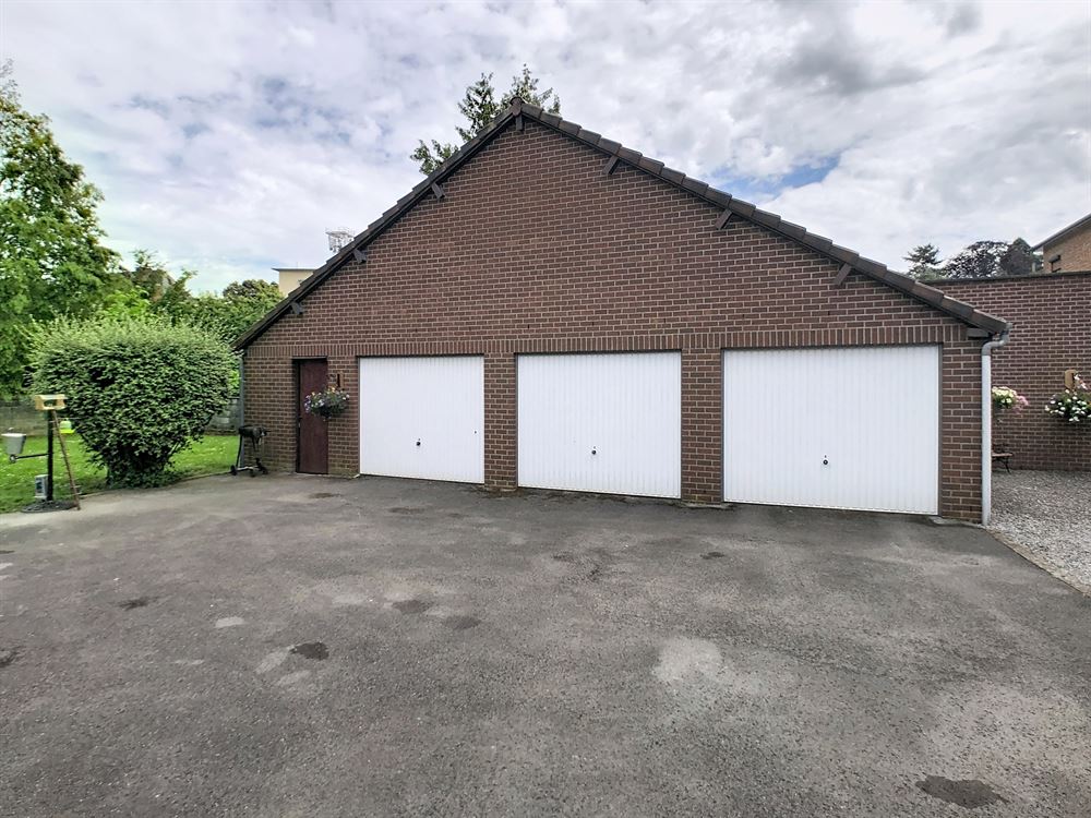 IMMEUBLE DE RAPPORT DE 3 APPARTMENTS ET 5 GARAGES AVEC JARDIN