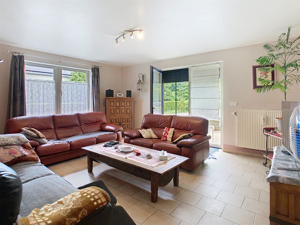 IMMEUBLE DE RAPPORT DE 3 APPARTMENTS ET 5 GARAGES AVEC JARDIN