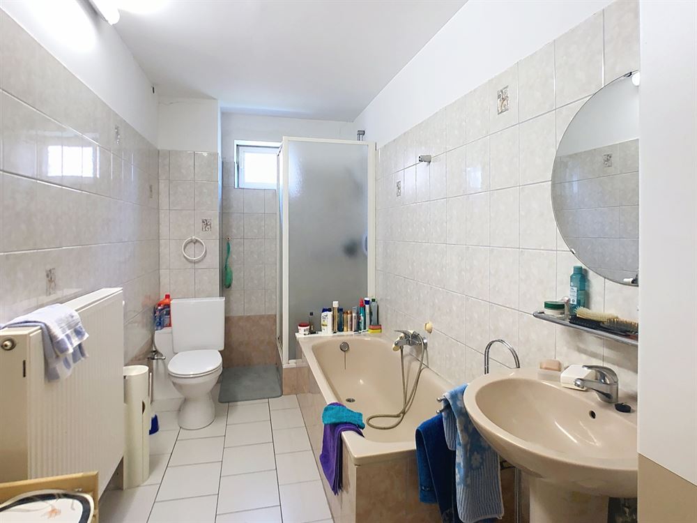 IMMEUBLE DE RAPPORT DE 3 APPARTMENTS ET 5 GARAGES AVEC JARDIN