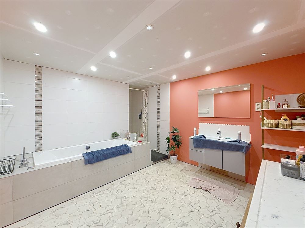 fermette 4 chambres sur terrain de ±1,4 ha.