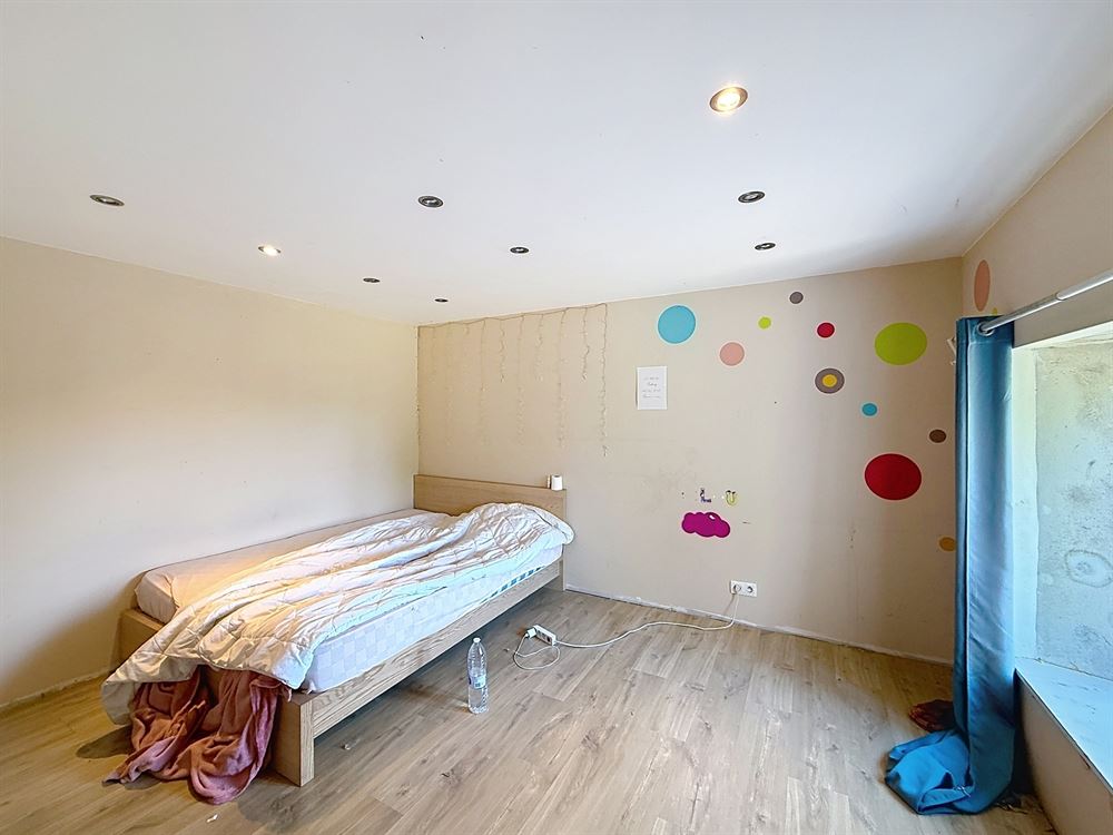 fermette 4 chambres sur terrain de ±1,4 ha.