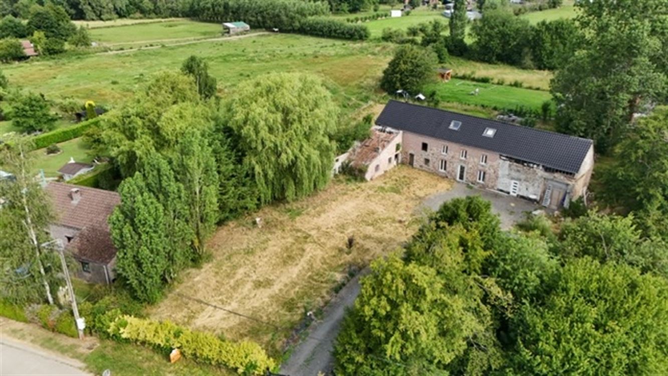 fermette 4 chambres sur terrain de ±1,4 ha.