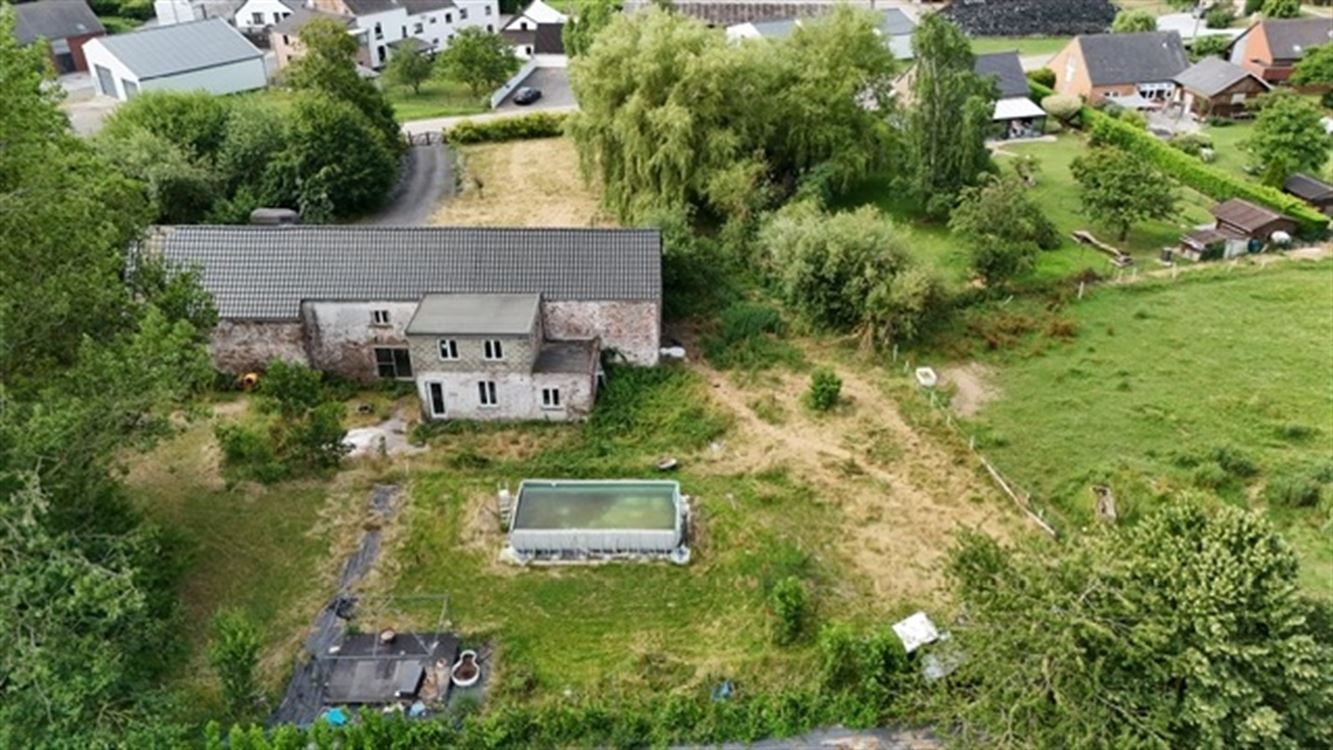 fermette 4 chambres sur terrain de ±1,4 ha.