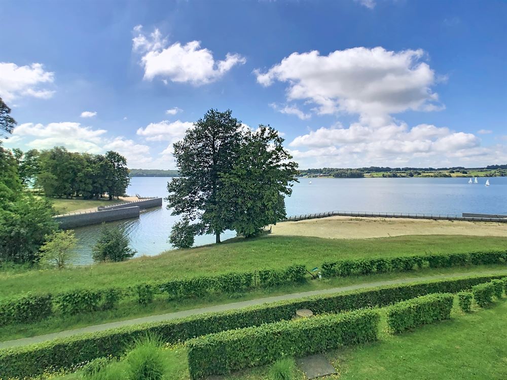 SUPERBE CHAMBRE D'HOTEL OFFRANT VUE SUR LE LAC