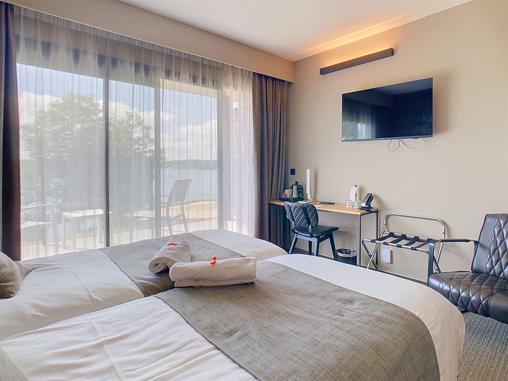 SUPERBE CHAMBRE D'HOTEL OFFRANT VUE SUR LE LAC