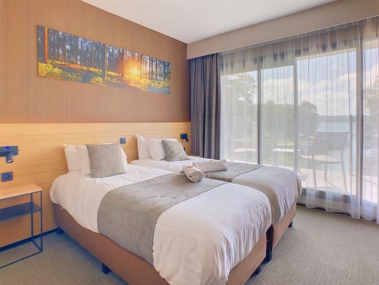 SUPERBE CHAMBRE D'HOTEL OFFRANT VUE SUR LE LAC