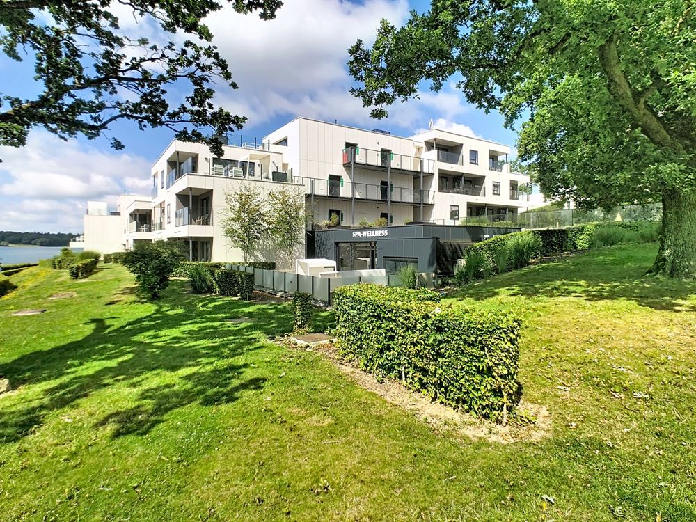SUPERBE CHAMBRE D'HOTEL OFFRANT VUE SUR LE LAC