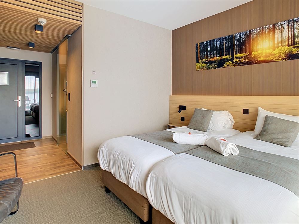 SUPERBE CHAMBRE D'HOTEL OFFRANT VUE SUR LE LAC