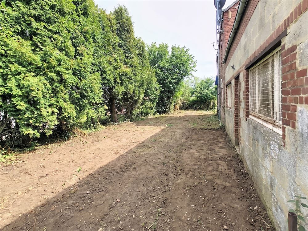 MAISON A USAGE COMMERCIAL A RENOVER