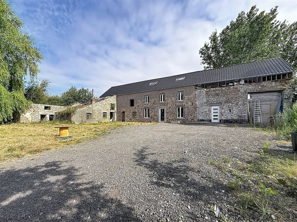 fermette 4 chambres sur terrain de ±1,4 ha.