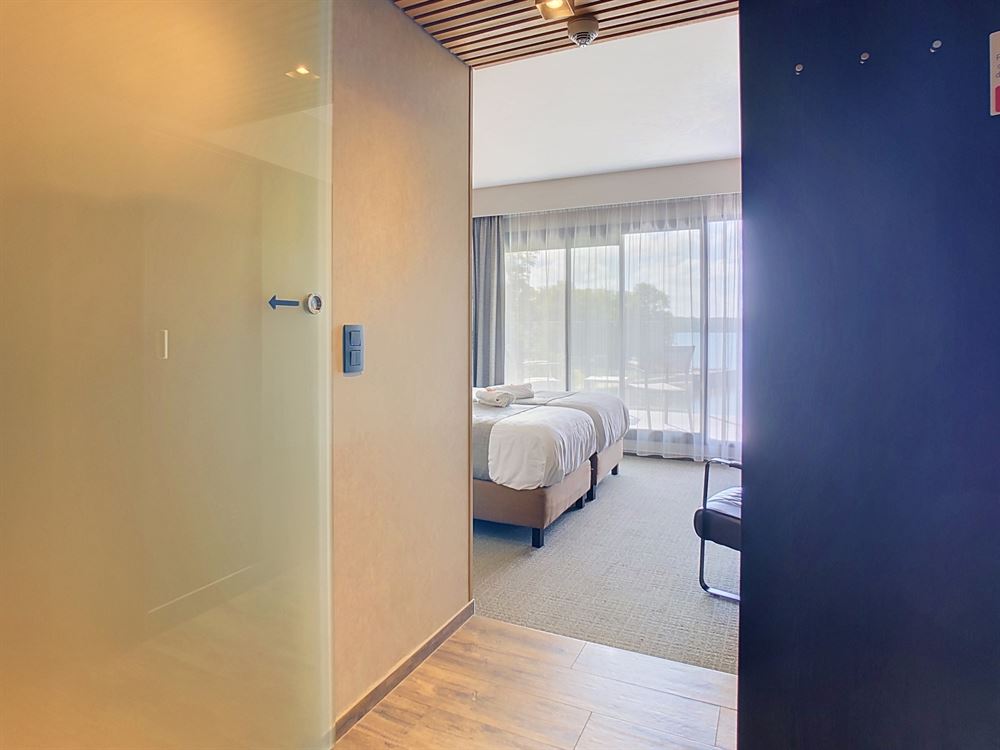 SUPERBE CHAMBRE D'HOTEL OFFRANT VUE SUR LE LAC