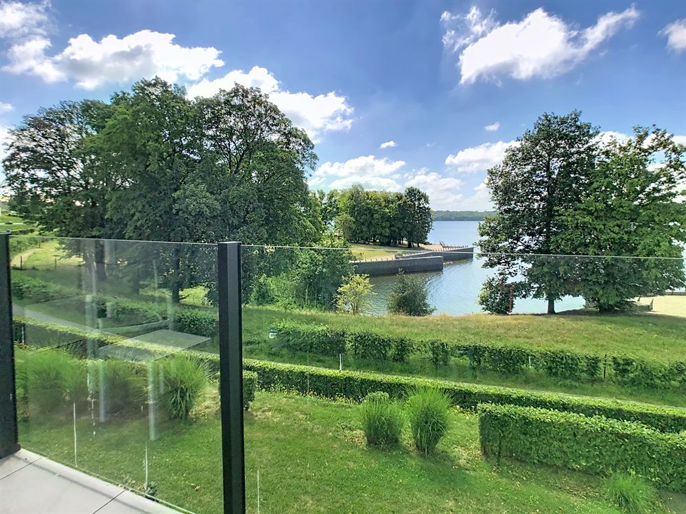 SUPERBE CHAMBRE D'HOTEL OFFRANT VUE SUR LE LAC