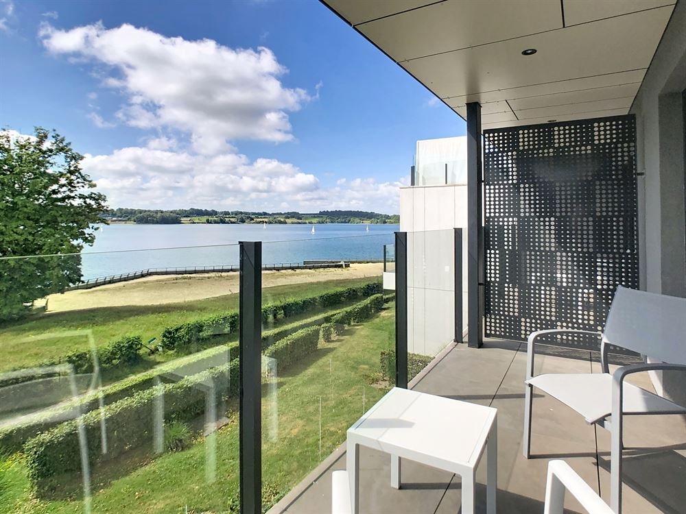 SUPERBE CHAMBRE D'HOTEL OFFRANT VUE SUR LE LAC