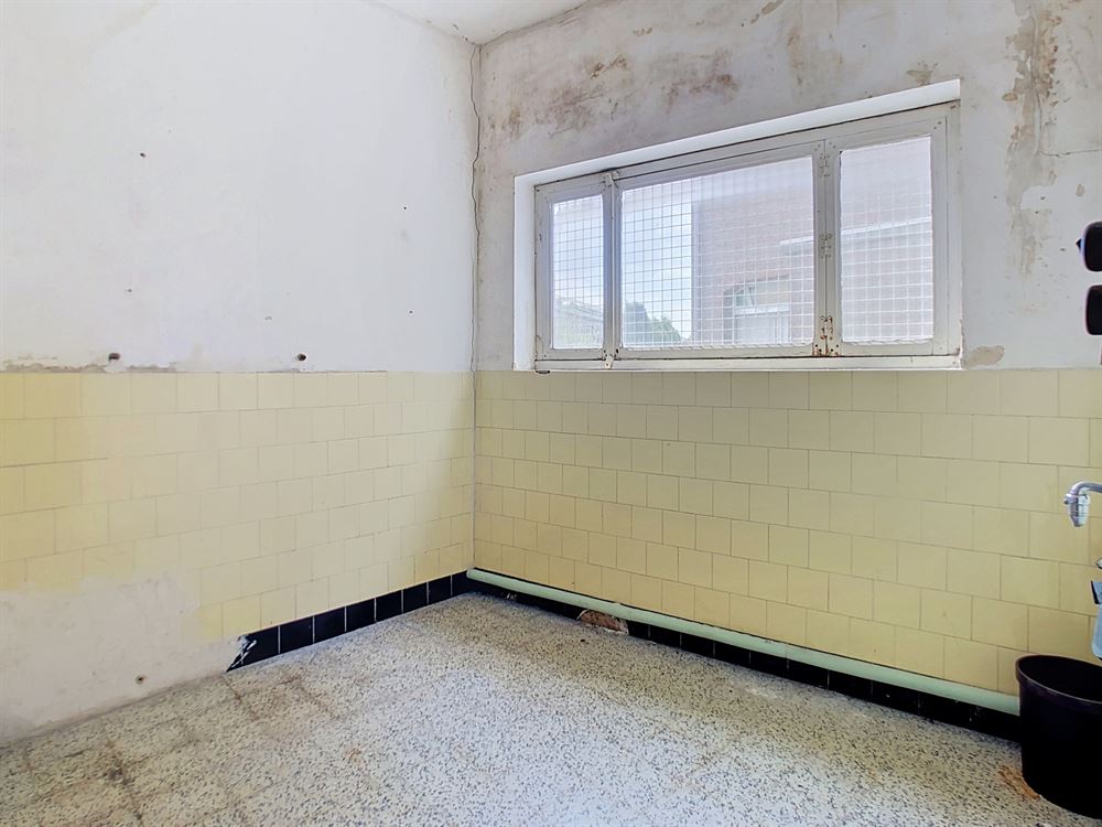 MAISON A USAGE COMMERCIAL A RENOVER