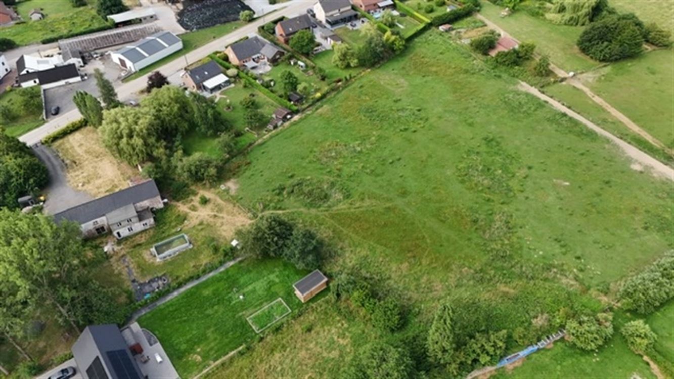 fermette 4 chambres sur terrain de ±1,4 ha.