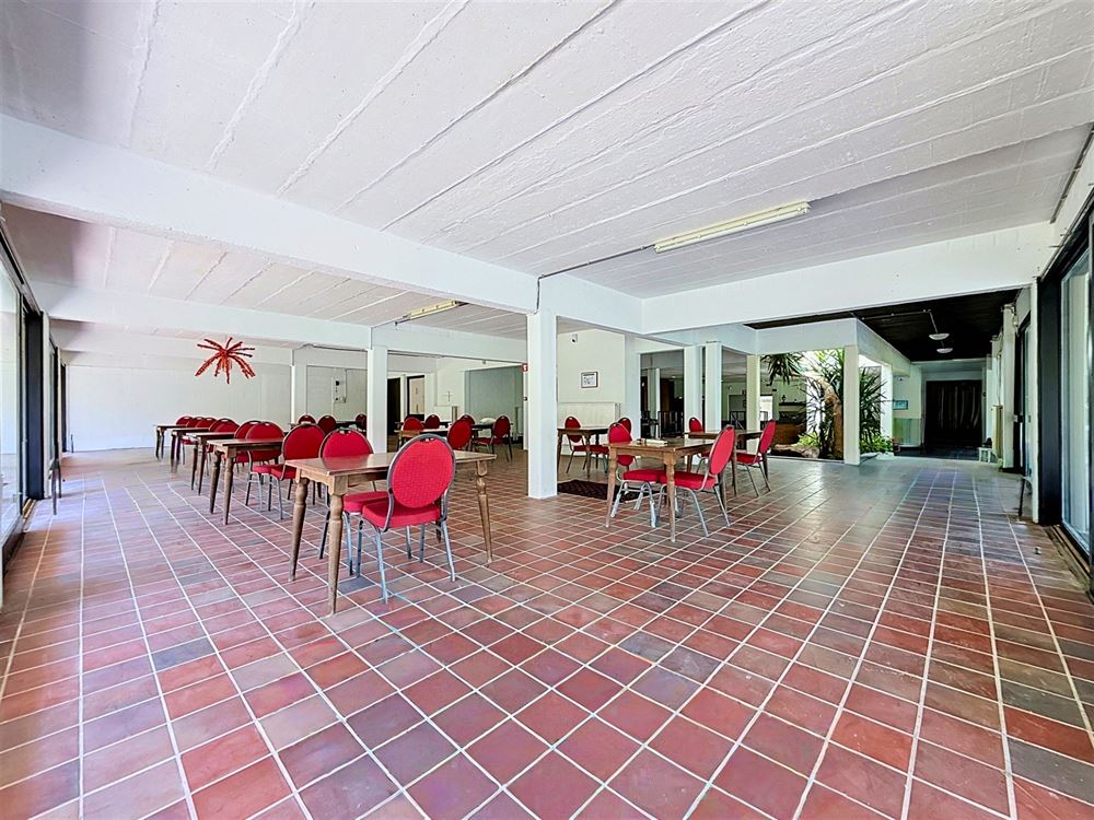 CLUB HOUSE AVEC APPARTEMENT INDÉPENDANT SUR 1,11 HECTARE