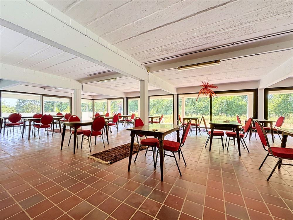 CLUB HOUSE AVEC APPARTEMENT INDÉPENDANT SUR 1,11 HECTARE