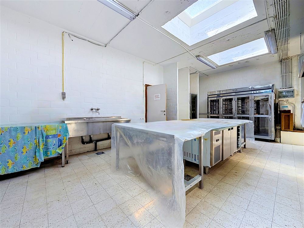 CLUB HOUSE AVEC APPARTEMENT INDÉPENDANT SUR 1,11 HECTARE