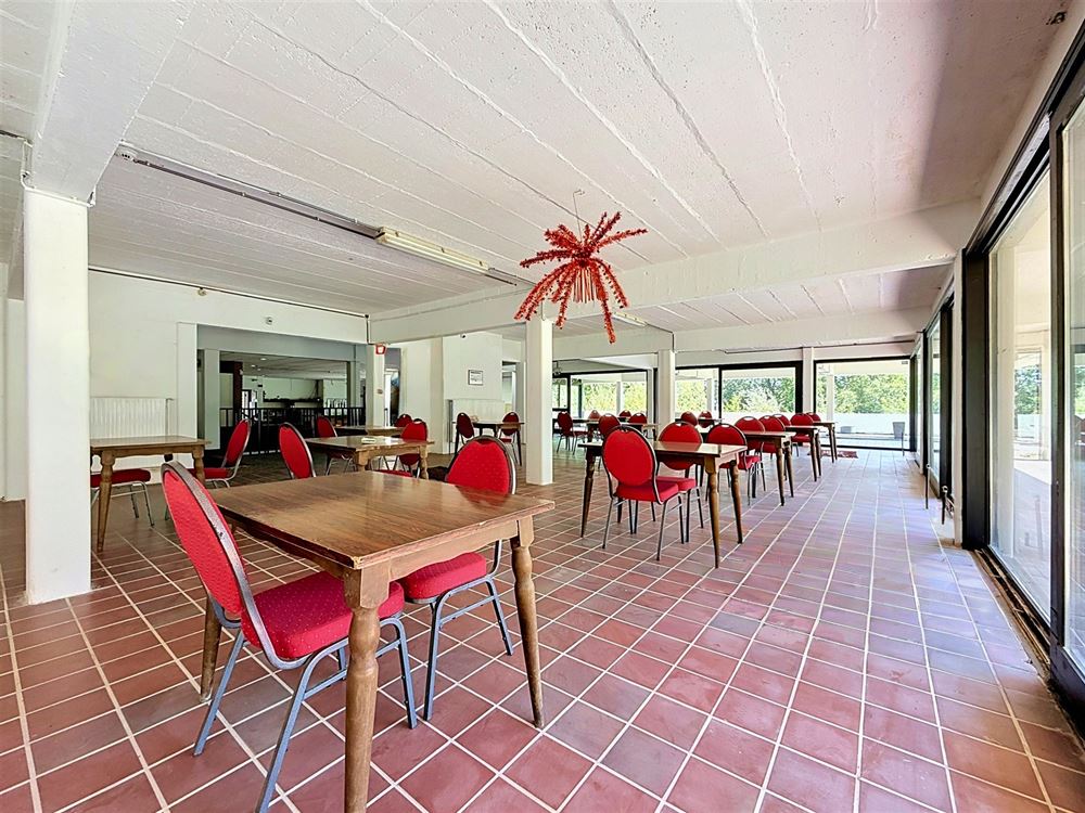 CLUB HOUSE AVEC APPARTEMENT INDÉPENDANT SUR 1,11 HECTARE
