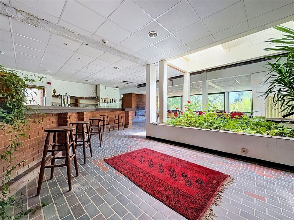 CLUB HOUSE AVEC APPARTEMENT INDÉPENDANT SUR 1,11 HECTARE