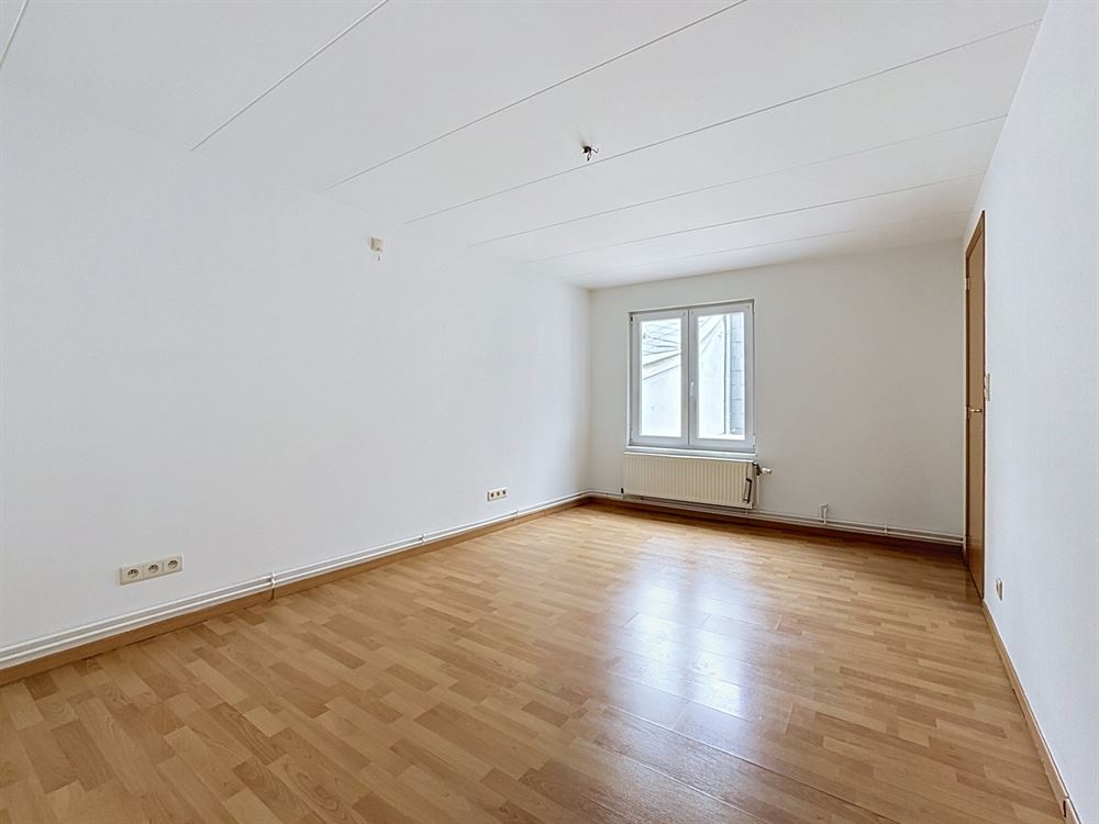 Immeuble de rapport - Deux beaux appartements et commerce occupé