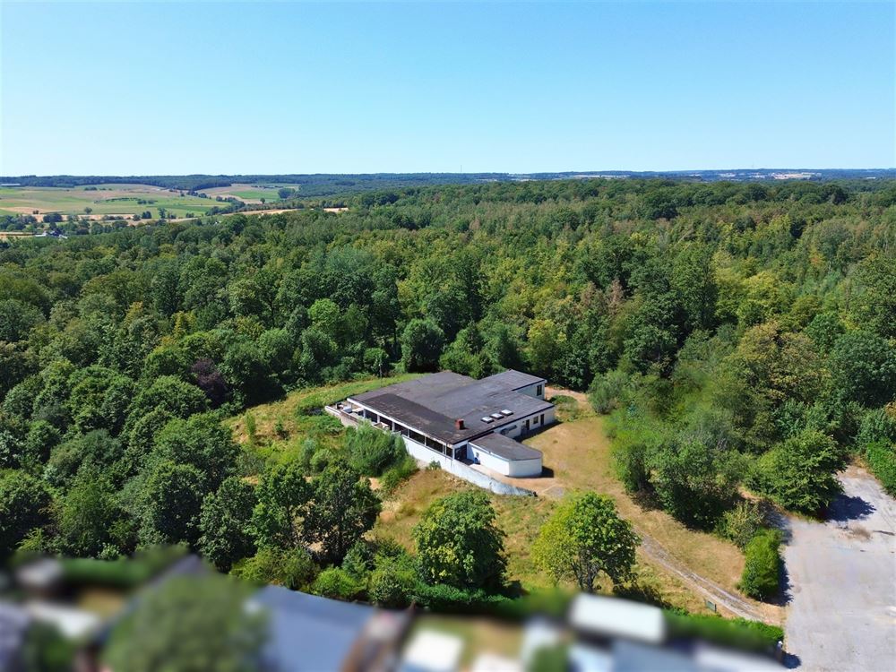 CLUB HOUSE AVEC APPARTEMENT INDÉPENDANT SUR 1,11 HECTARE
