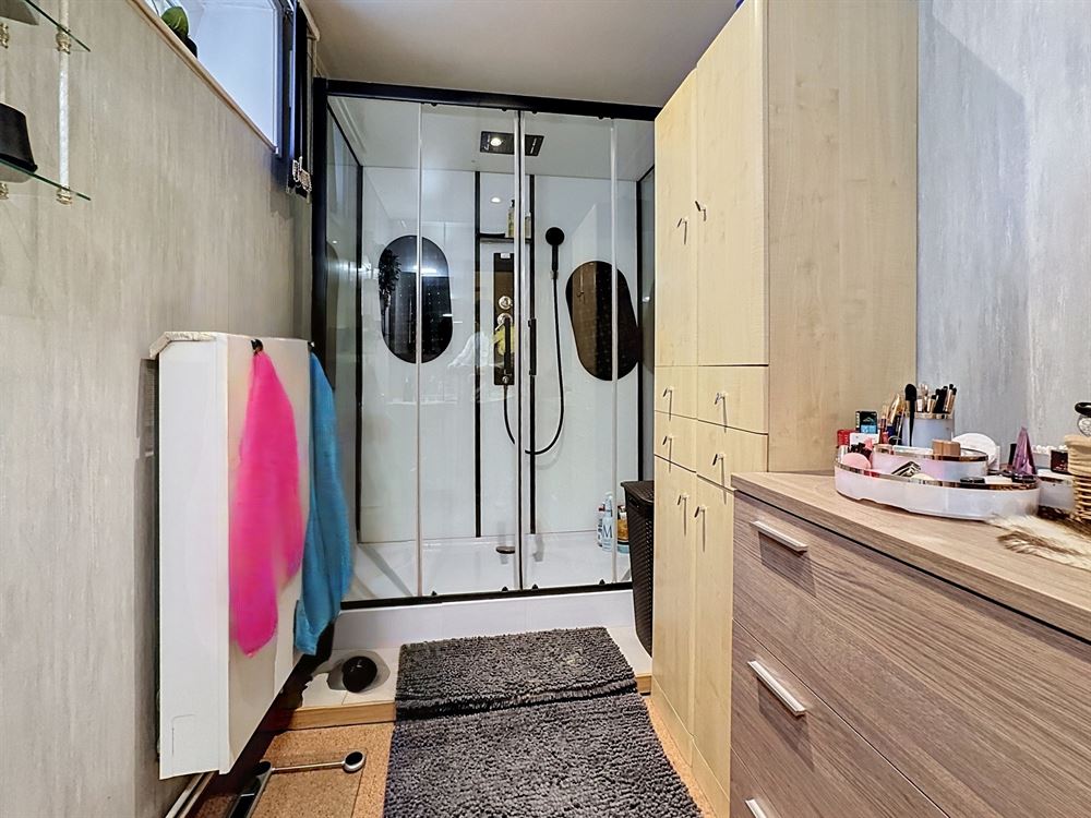 Immeuble de rapport - Deux beaux appartements et commerce occupé