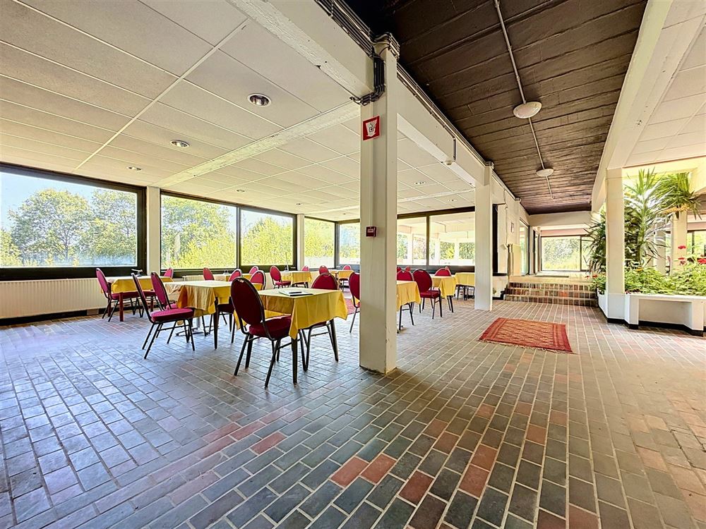 CLUB HOUSE AVEC APPARTEMENT INDÉPENDANT SUR 1,11 HECTARE
