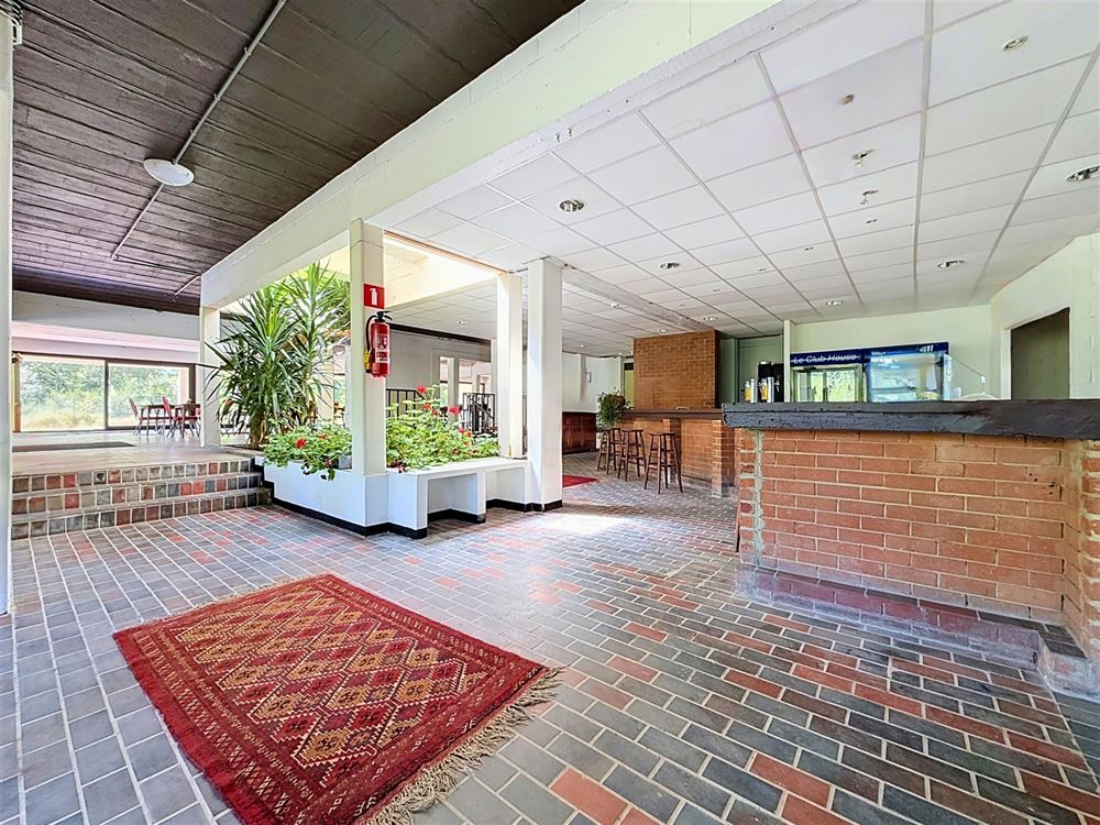 CLUB HOUSE AVEC APPARTEMENT INDÉPENDANT SUR 1,11 HECTARE