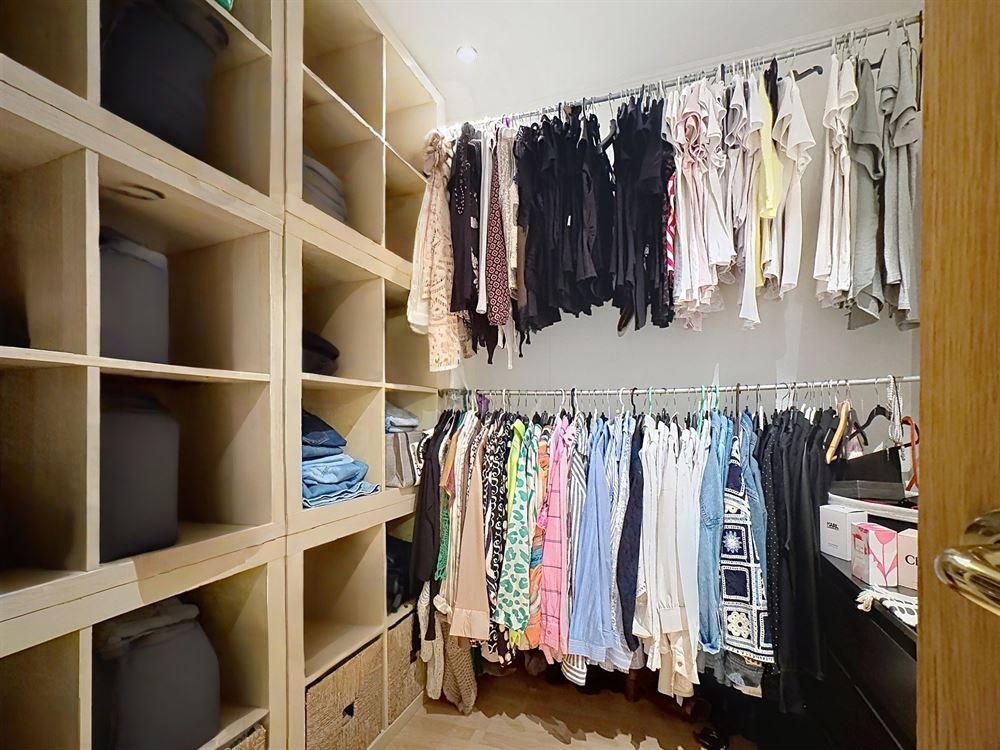 Immeuble de rapport - Deux beaux appartements et commerce occupé