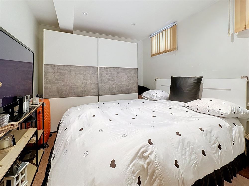 Immeuble de rapport - Deux beaux appartements et commerce occupé
