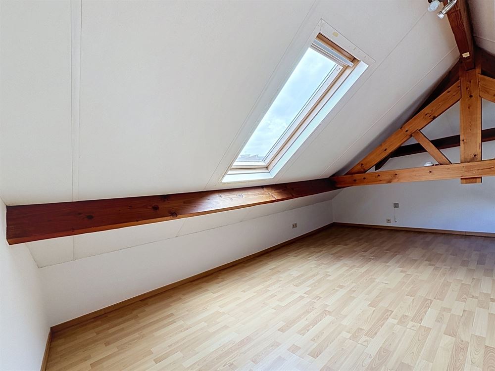 Immeuble de rapport - Deux beaux appartements et commerce occupé