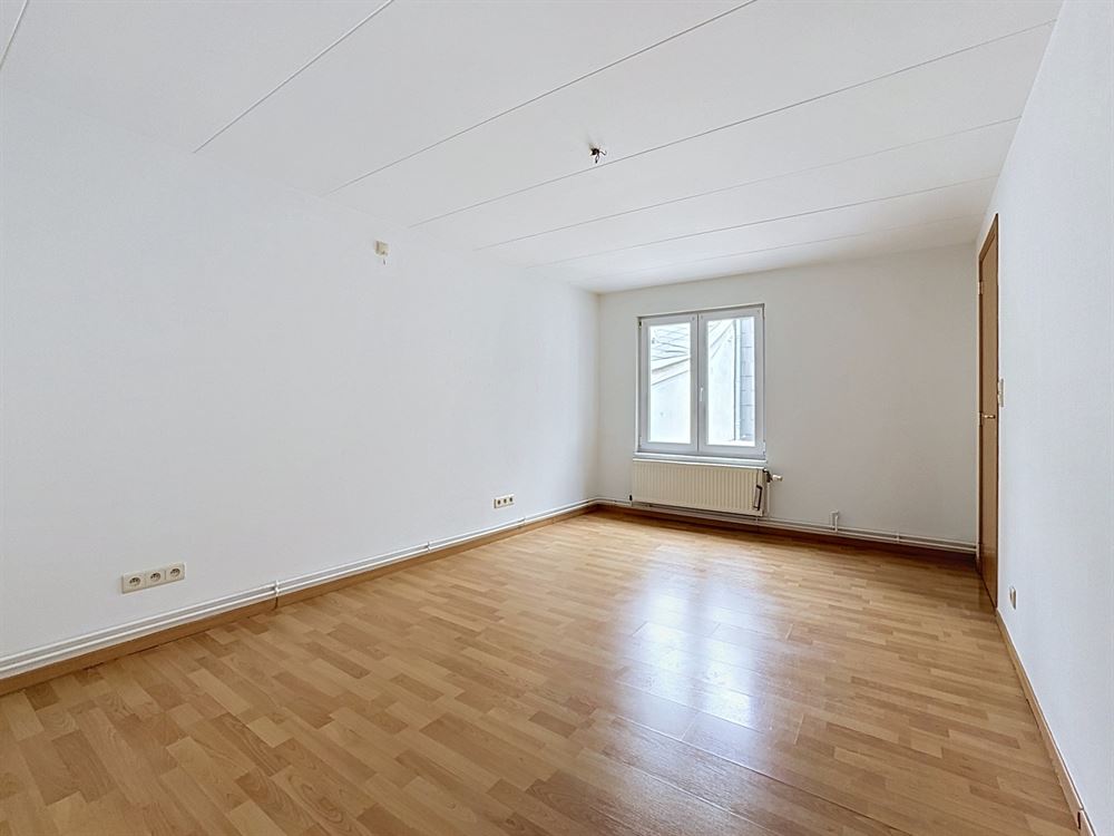 Immeuble de rapport - Deux beaux appartements et commerce occupé