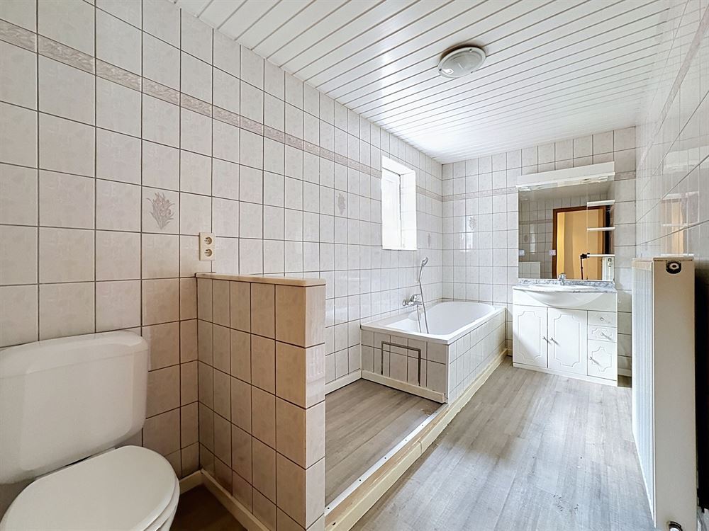 Immeuble de rapport - Deux beaux appartements et commerce occupé