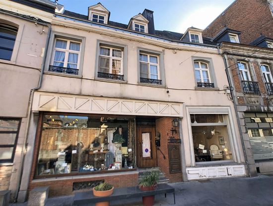 MAISON DE COMMERCE DE CARACTERE 5 CHAMBRES ET 2 STUDIOS