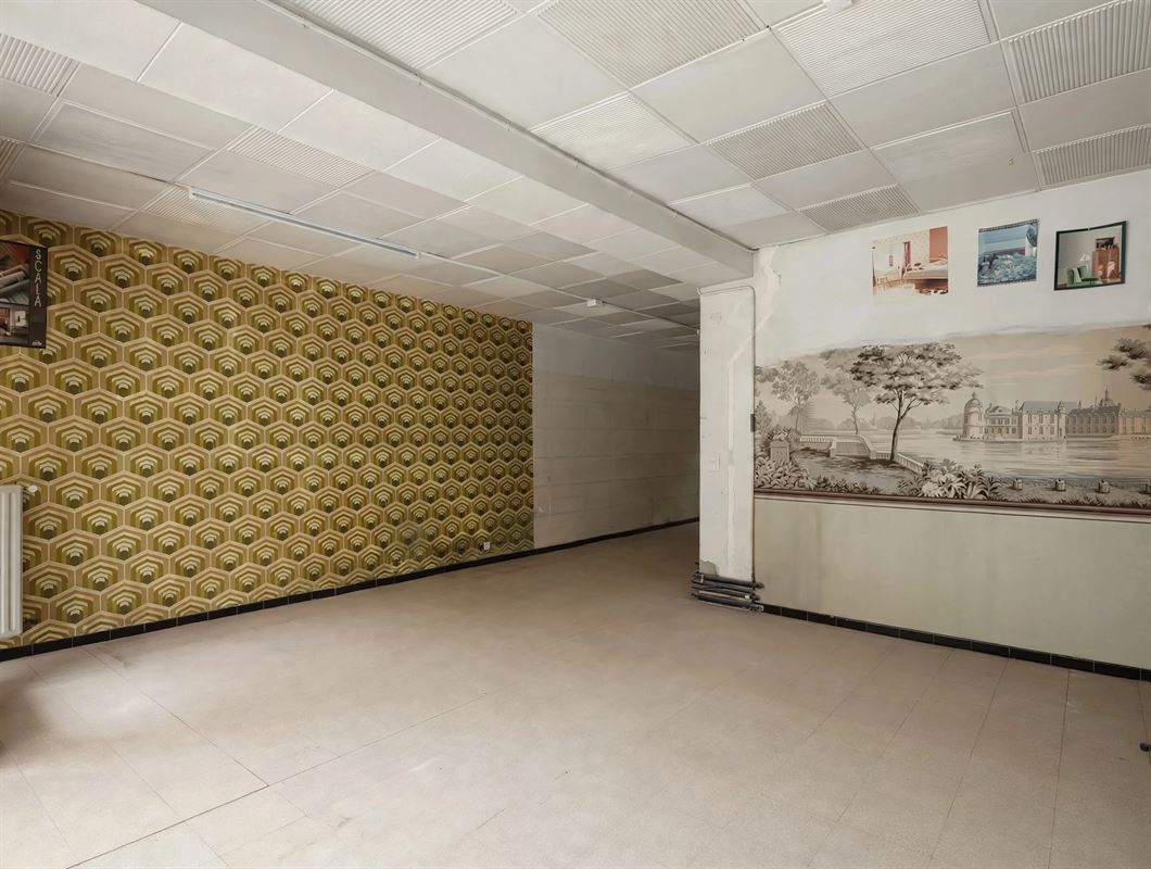 empty-vintage-retro-room-interior