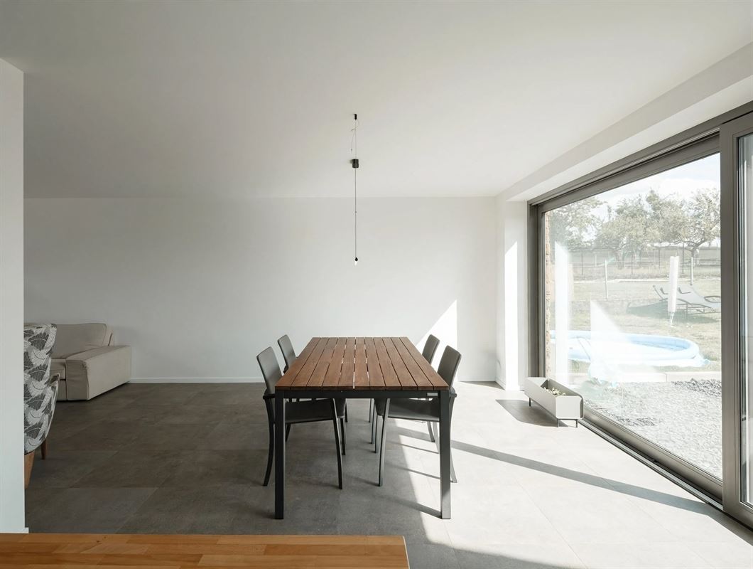 bright-minimalist-dining-room