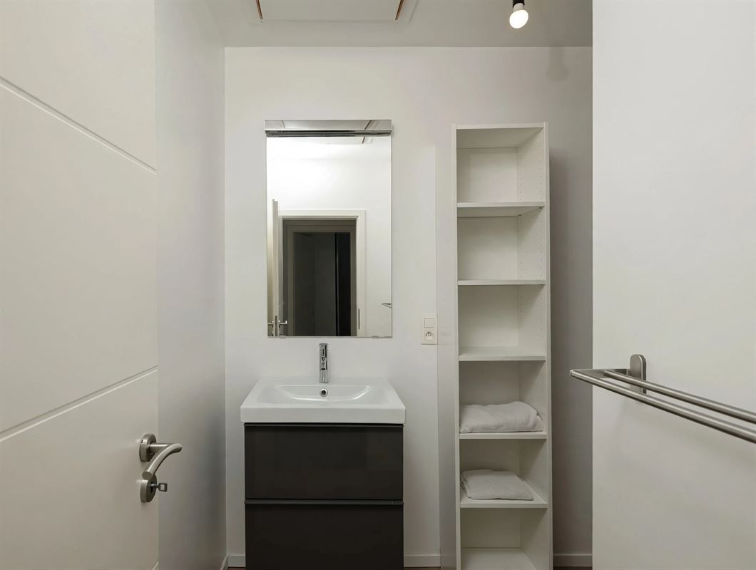 compact-modern-bathroom-vanity