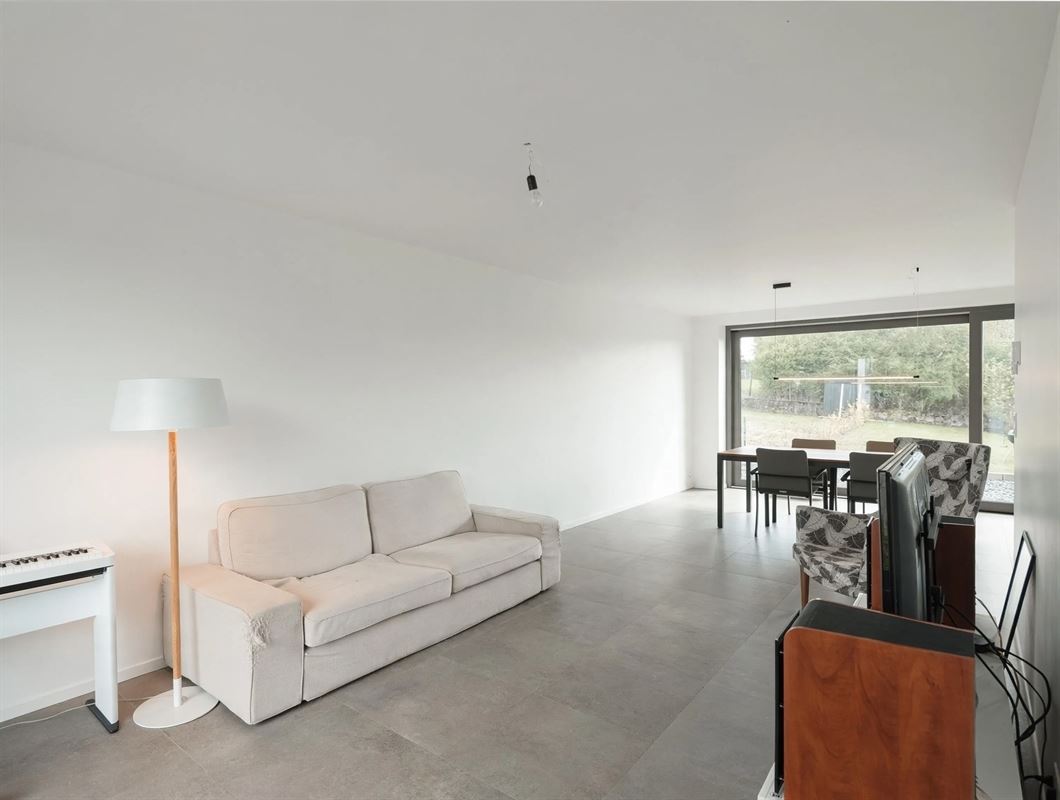 spacious-modern-living-and-dining-room