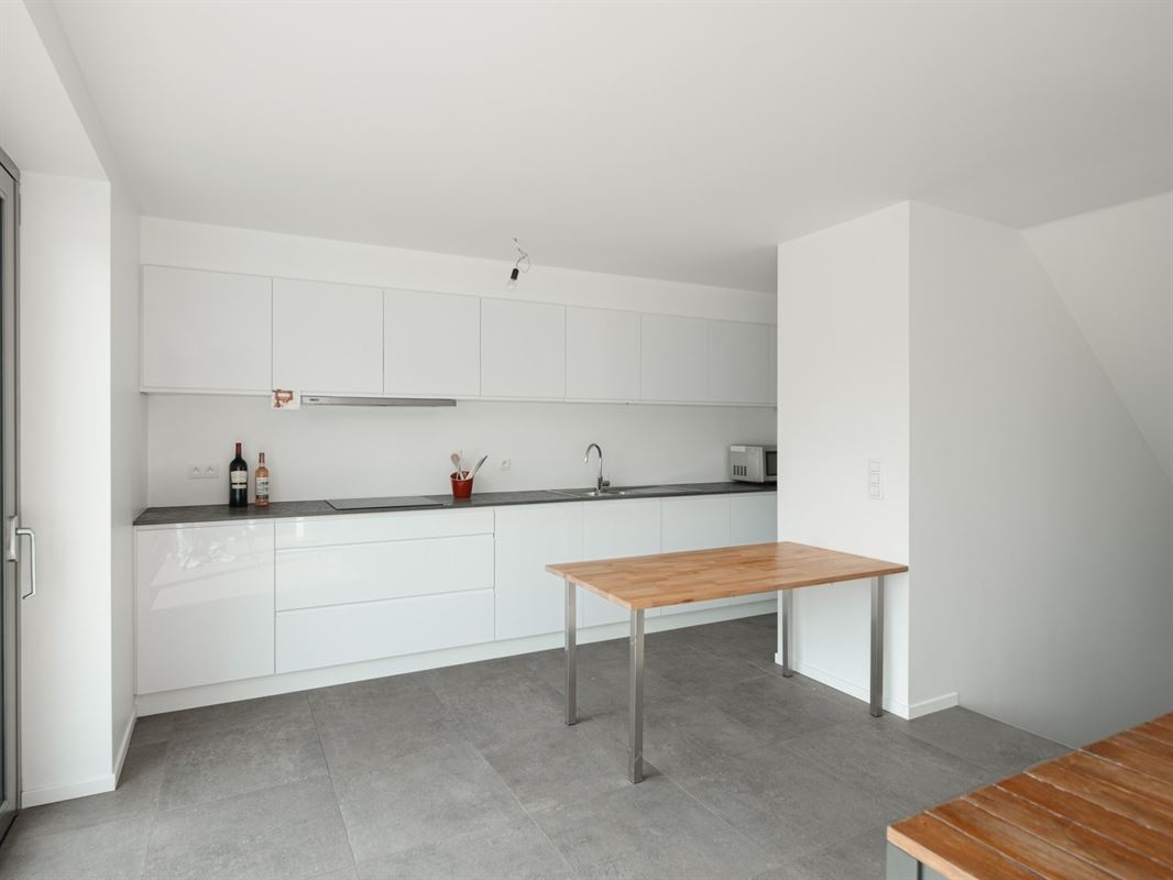 minimalist-white-living-room-interior