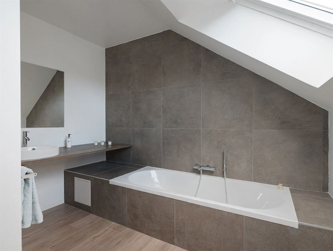 modern-attic-bathroom-interior