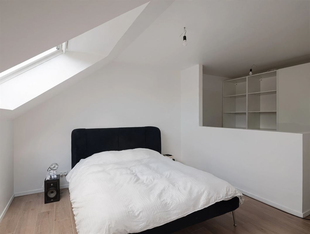 bright-attic-bedroom-interior