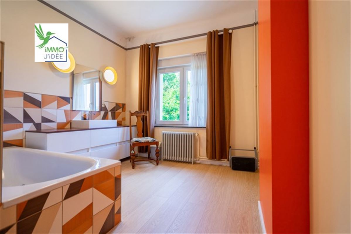 Maison bel étage au centre ville dans une rue calme