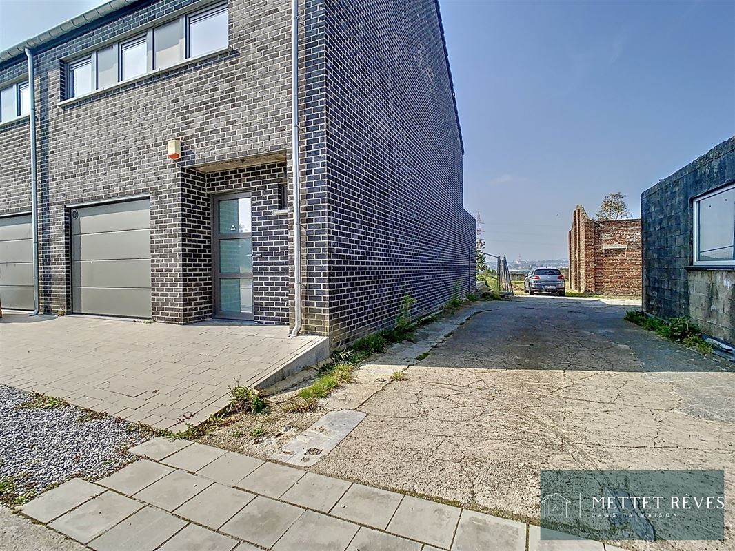 Une maison en nouvelle construction de 3 chambres et garage .