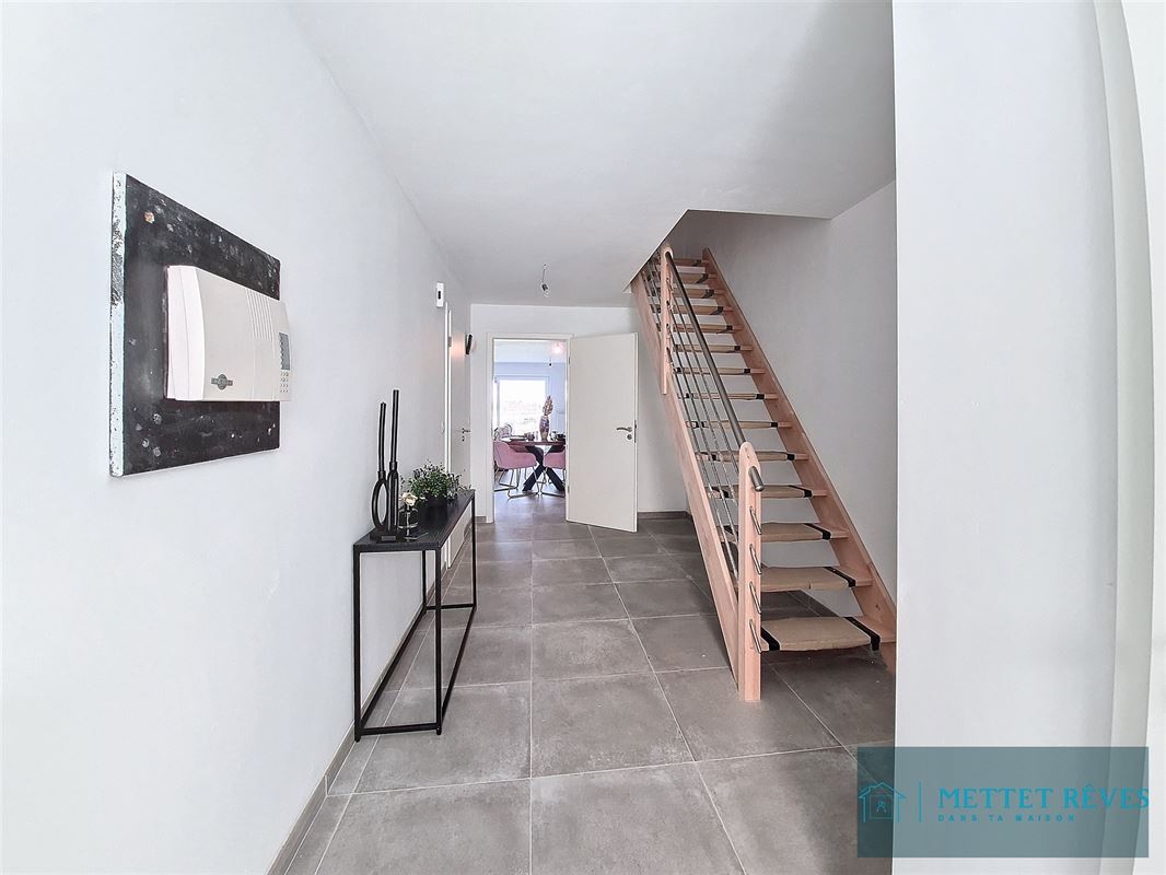 Une maison en nouvelle construction de 3 chambres et garage .