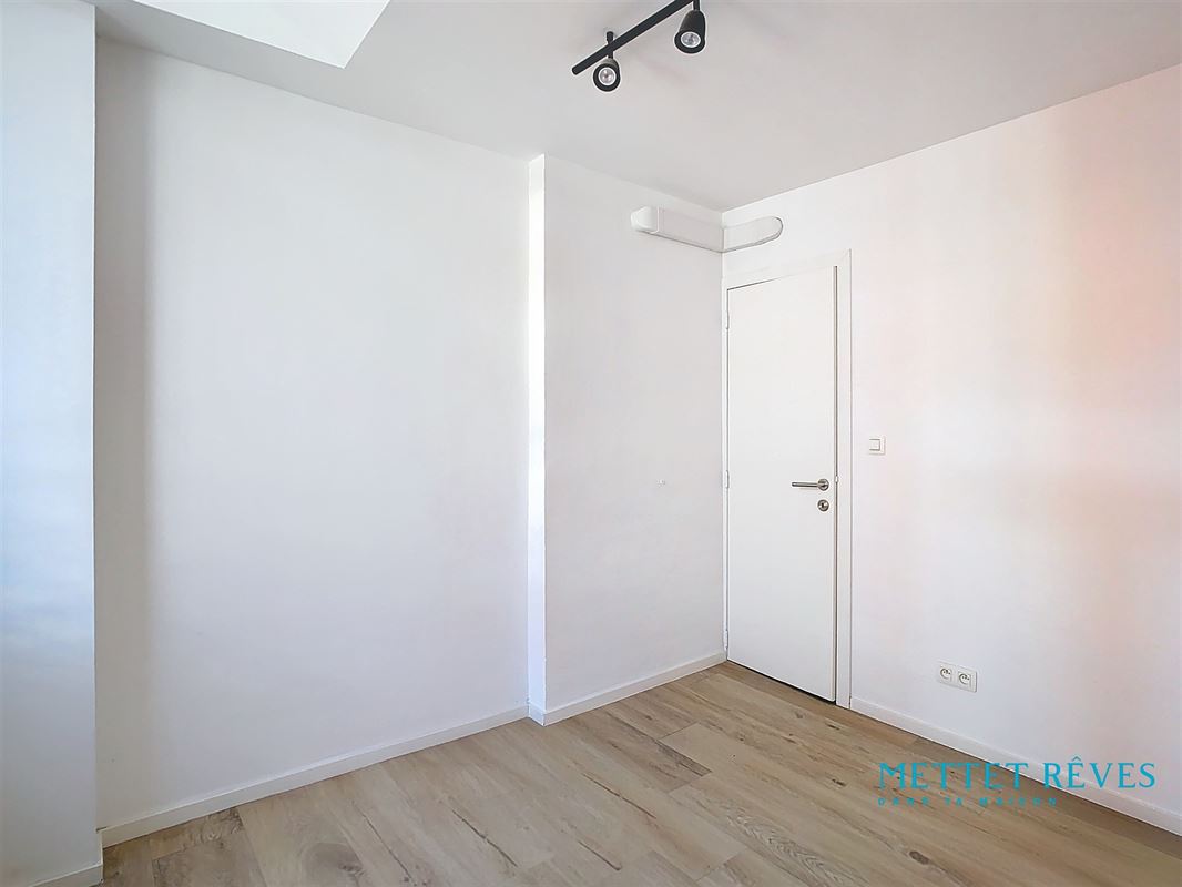 Studio neuf d'une chambre et une salle de douche privée