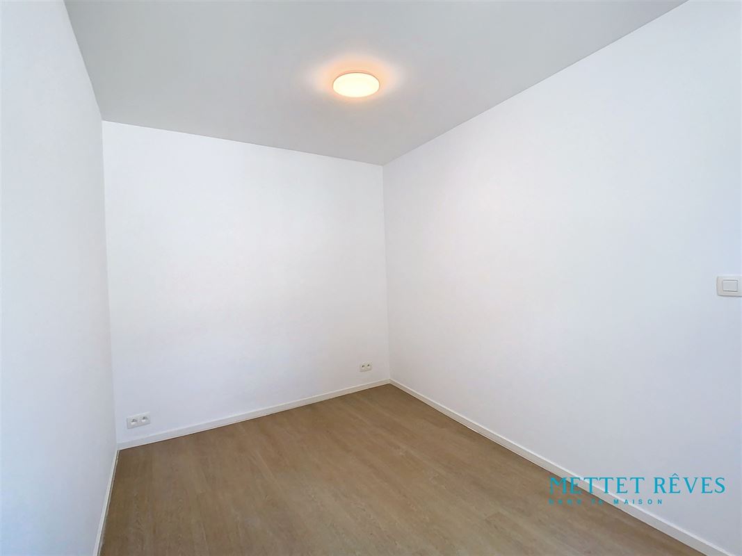 Studio neuf d'une chambre et salle de douche privée.