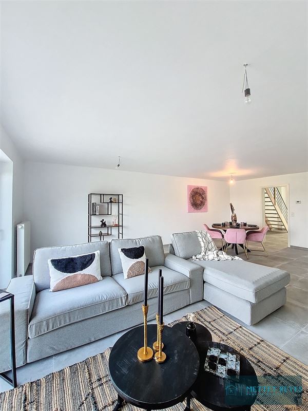 Une maison en nouvelle construction de 3 chambres et garage .