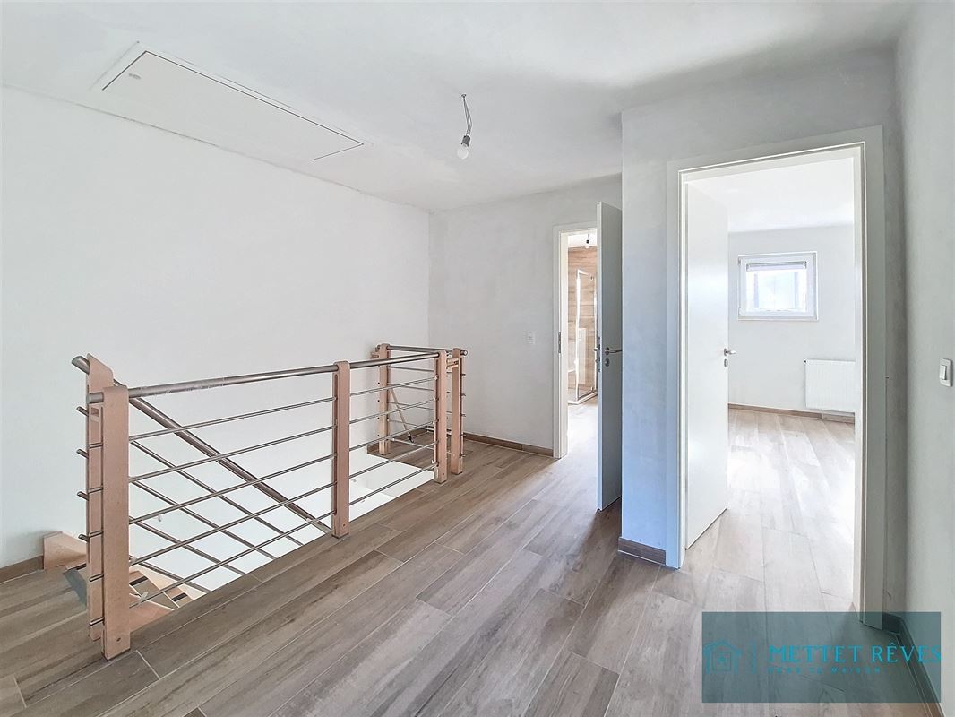 Une maison neuve de 3 chambres et garage.